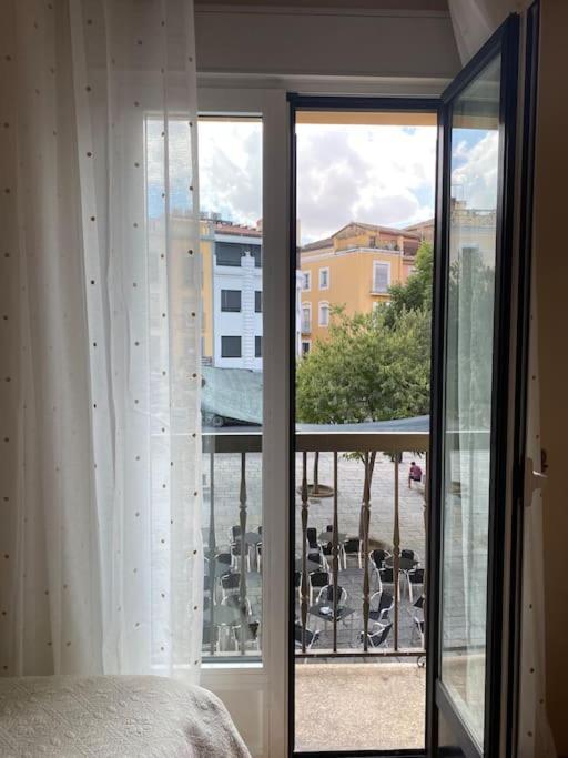 Lovely 2 Bedrooms Apartment Main Square Пласенсия Экстерьер фото